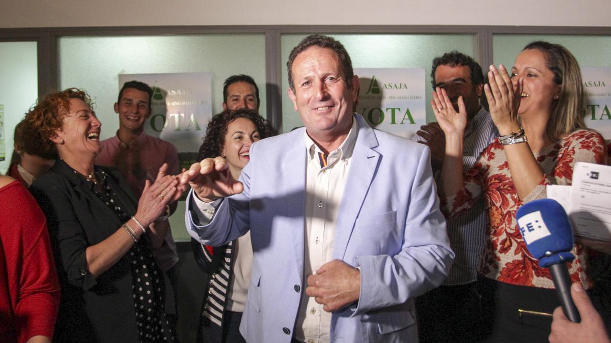 Juan Metidieri celebra su victoria en las elecciones al campo extremeño en 2017.