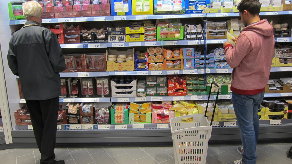 Compradors en un supermercat