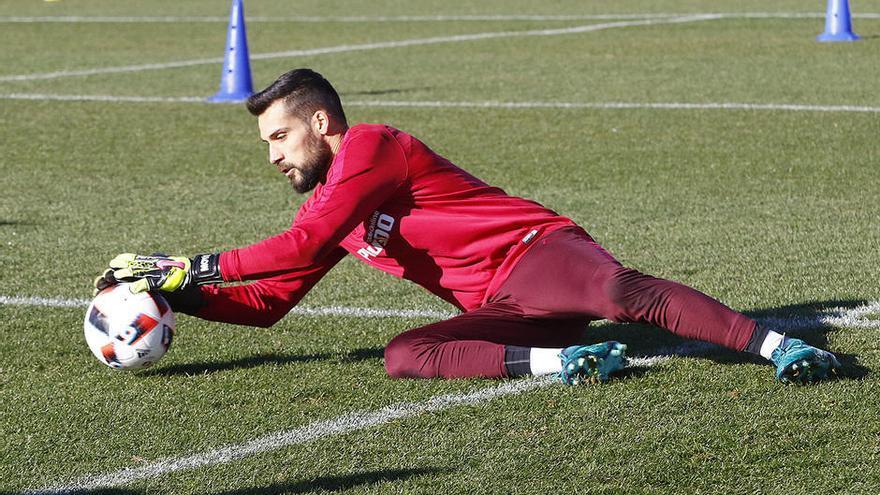 Miguel Ángel Moyá, portero rojiblanco, realiza una parada.