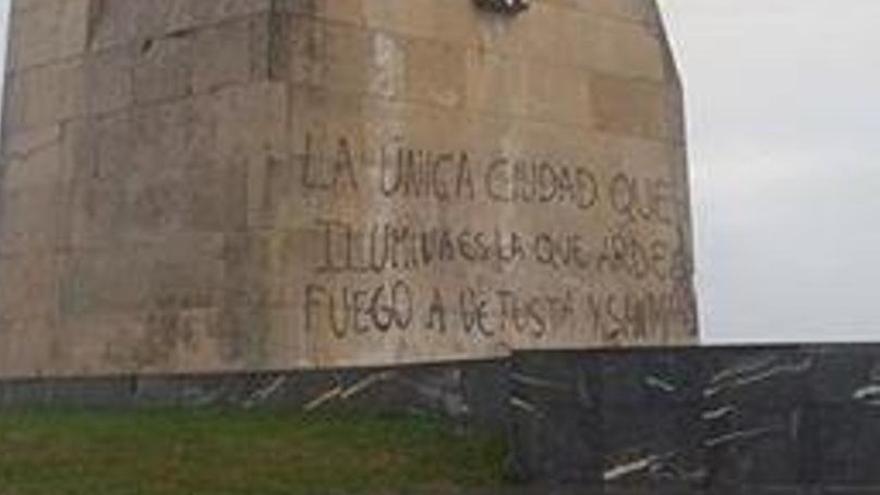 Los incendios del Naranco hacen viral una pintada de 2016 en el monumento del Sagrado Corazón de Oviedo