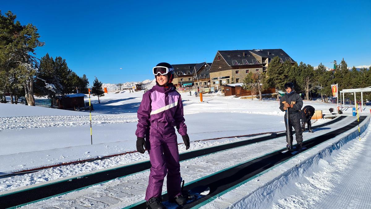 Una practicant de surf de neu estrenant la temporada a l'estació de Port Ainé