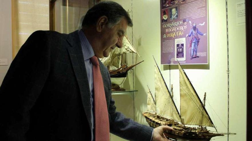 Augusto Barreiro coloca la maqueta de un jabeque en una de las vitrinas del Museo Marítimo.