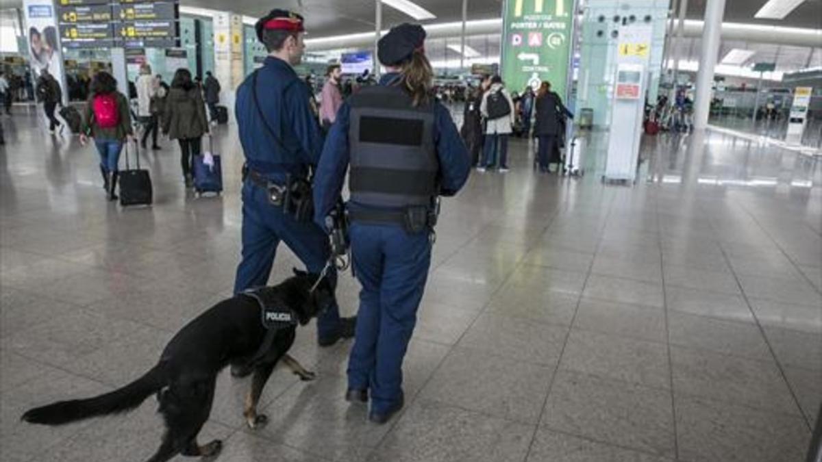 Vigilancia policial en el aeropuerto de Barcelona, ayer.