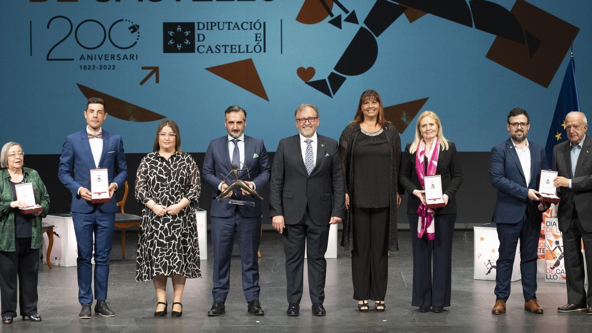 El presidente de la Diputación, José Martí, y la vicepresidenta, Patricia Puerta, con los galardonados, en la edición de 2022