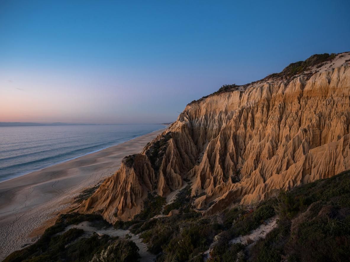 Panorama del atardecer de Arriba Fossil de Praia da Galé-Fontainhas.