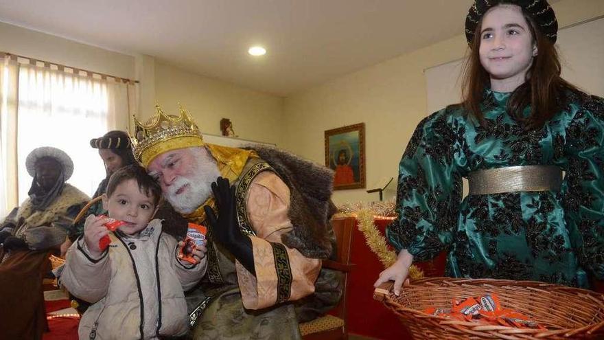 Los Reyes Magos se reunieron con los niños en el local parroquial después de la misa de las 11 horas, en Vilagarcía. // Noé Parga