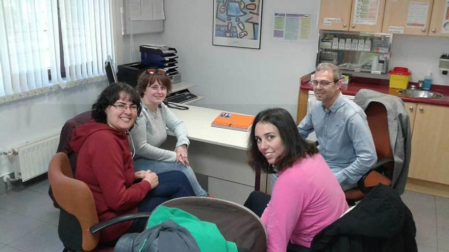 Madres durante la reunión con José Manuel Llera, ayer, en Carreña.