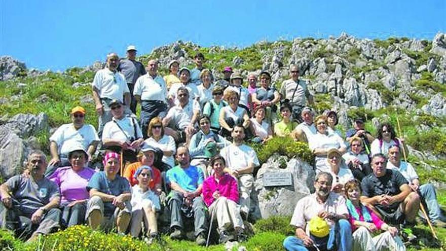 Los participantes en la marcha, en torno a la placa en honor a «Sigi», en la Sierra del Crespón.