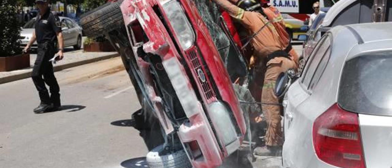 Un herido al volcar un coche en la principal avenida de Alzira