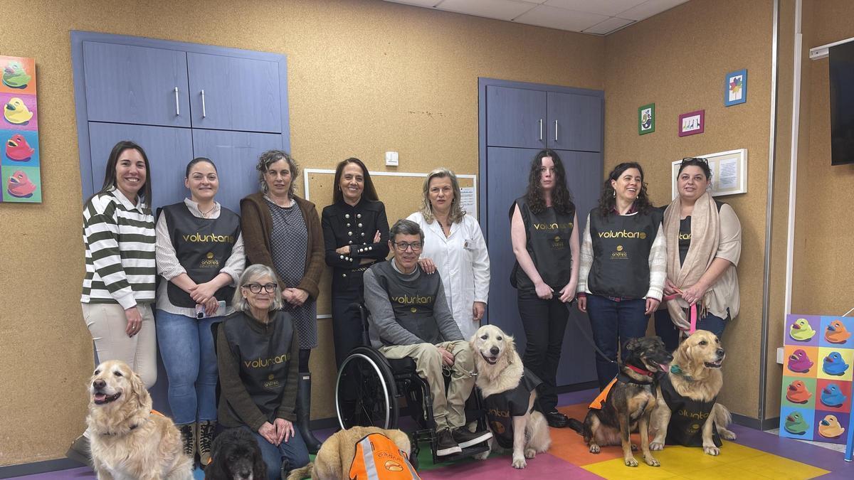 Integrantes de la Fundación Andrea con los guías y los perros en el Clínico de Santiago.