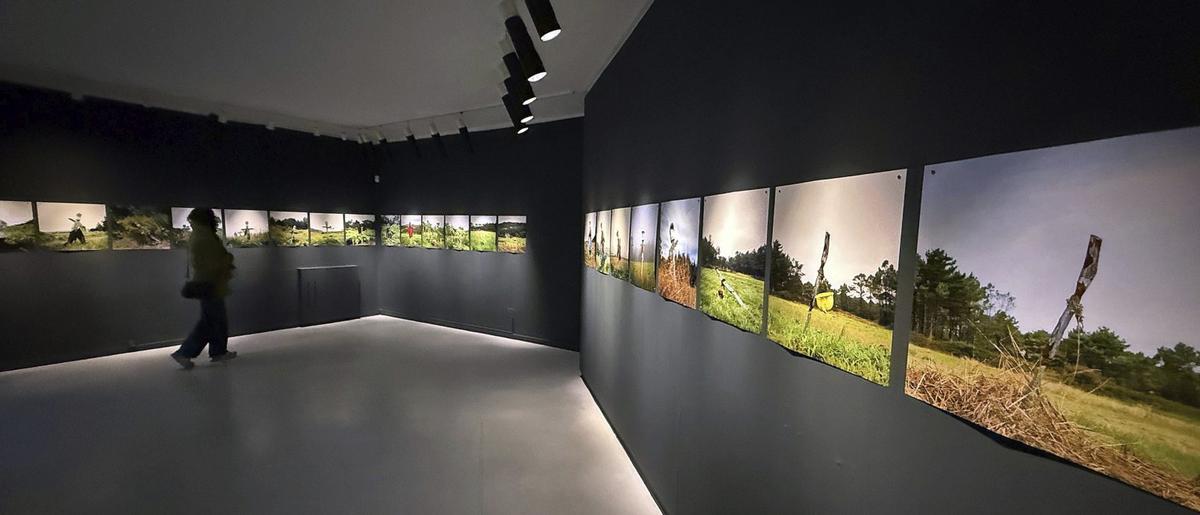 Perspectiva da exposición «Espantallos 2012-2025» de Manuel Sendón, na Fundación Laxeiro de Vigo.