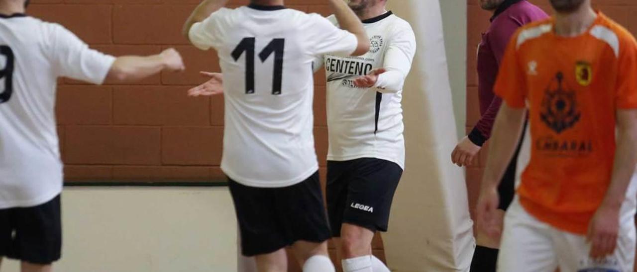 Los jugadores del Cinco As celebran un gol ante el Valdés .