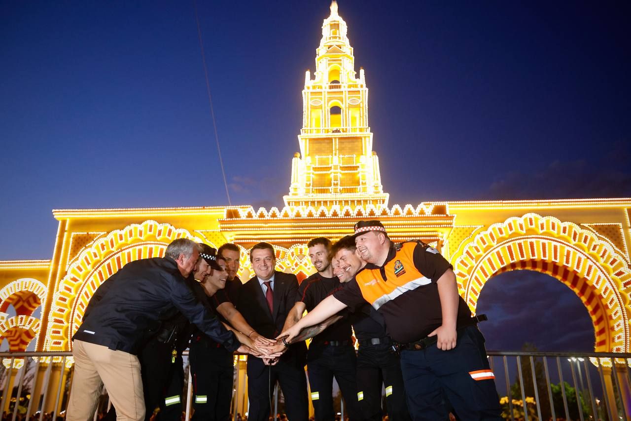 El encendido del alumbrado especial y la portada de la Feria de Córdoba, en imágenes