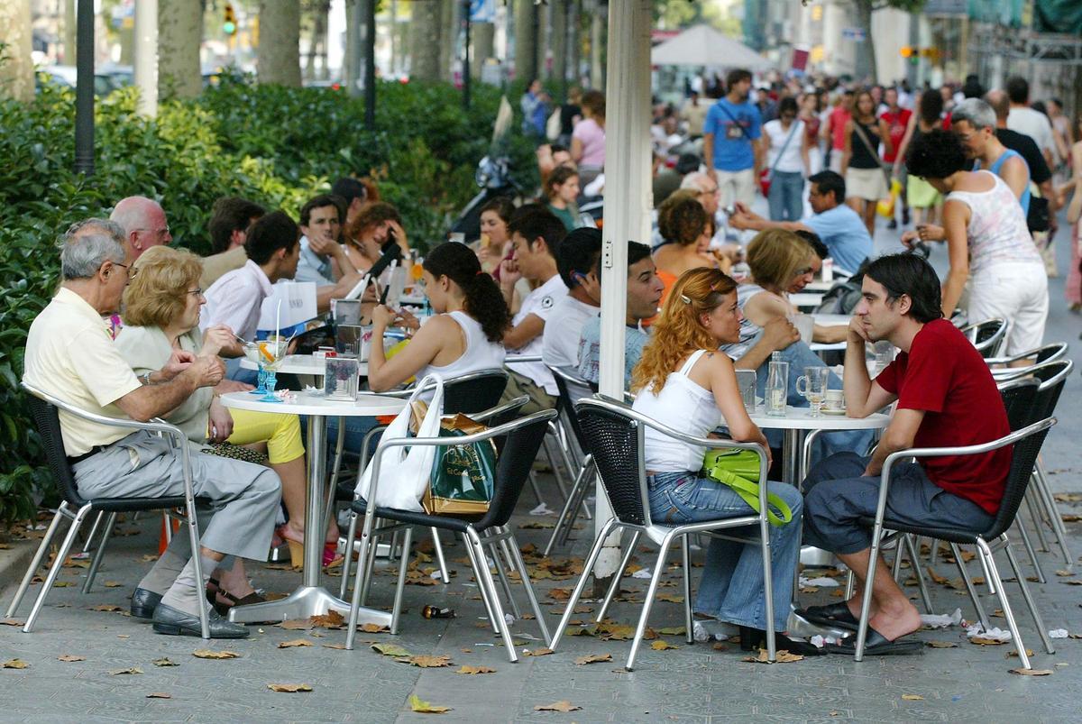 Turistas en terrazas.