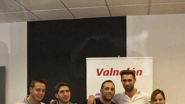 Rosario García, junto a los cuatro estudiantes que diseñaron "Recynever".