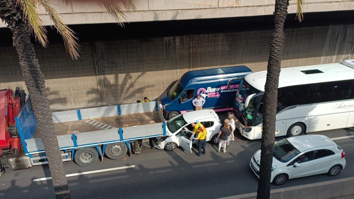 Caos de tráfico por un accidente en la Ronda de Dalt