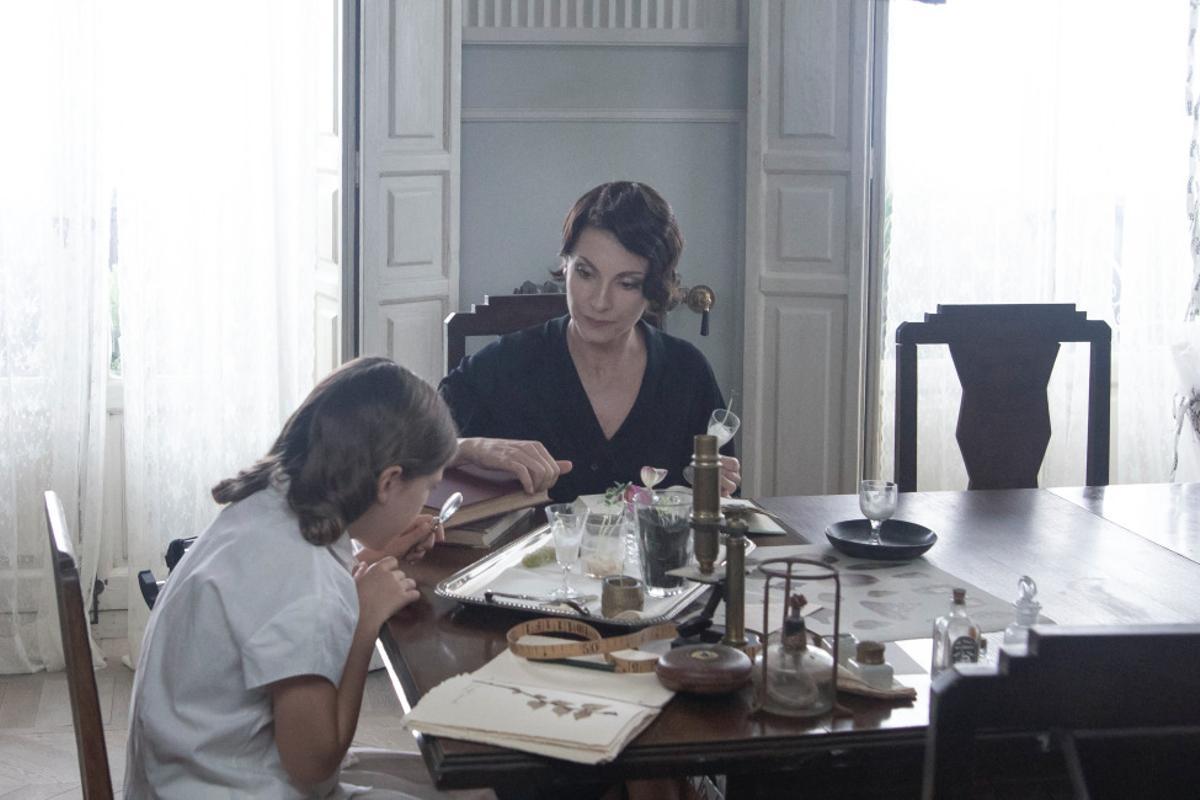 Alba Planas y Najwa Nimri en ‘La virgen roja’.