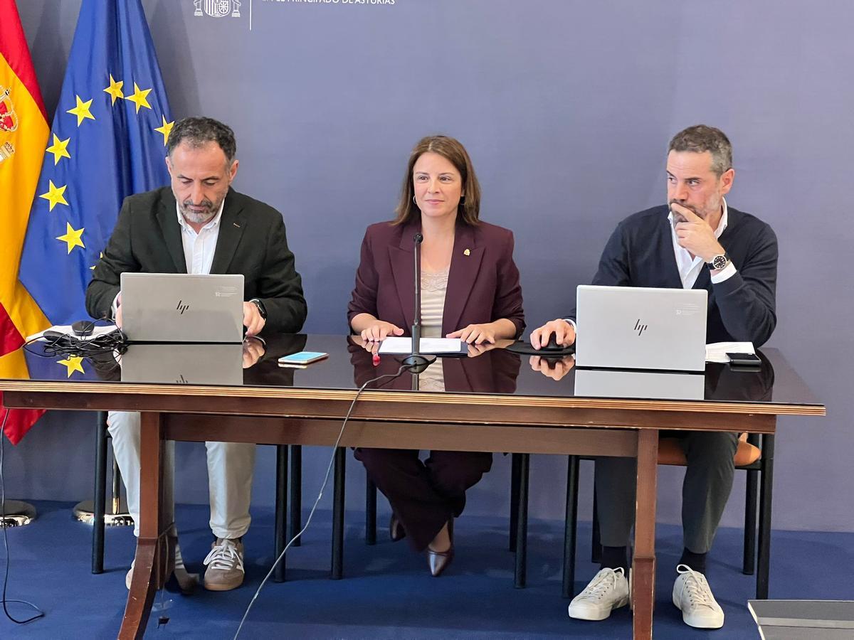 La Delegada del Gobierno, entre el director de área de Trabajo e Inmigración, David González, y el jefe de la Oficina de Extranjería, Damián Martínez.