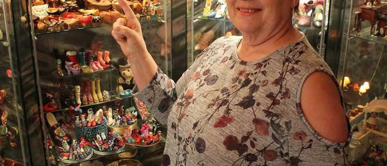 Marichu Álvarez muestra una vitrina con miniaturas en su casa.