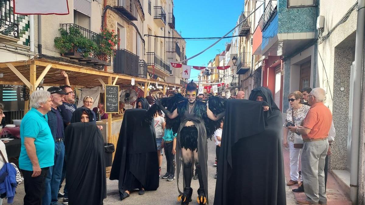 La gastronomía, los vecinos y los personajes míticos de la época se abren paso en las calles de Traiguera.