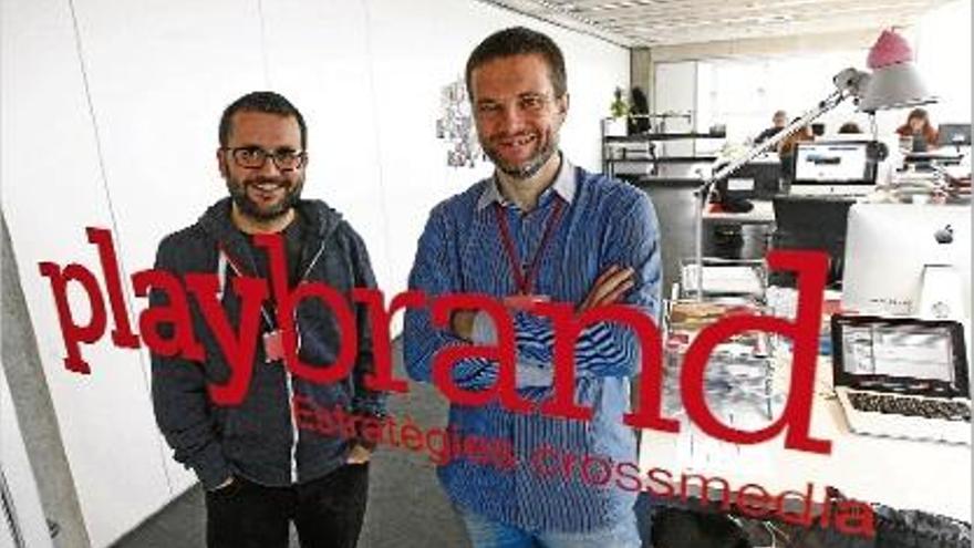 Els responsables de l&#039;empresa gironina Playbrand, a les seves oficines.