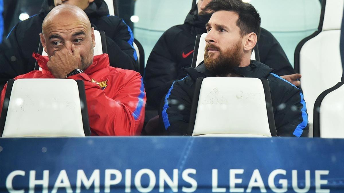 Messi y De la Fuente, el entrenador de porteros del Barça, en el banquillo del Juventus Stadium.