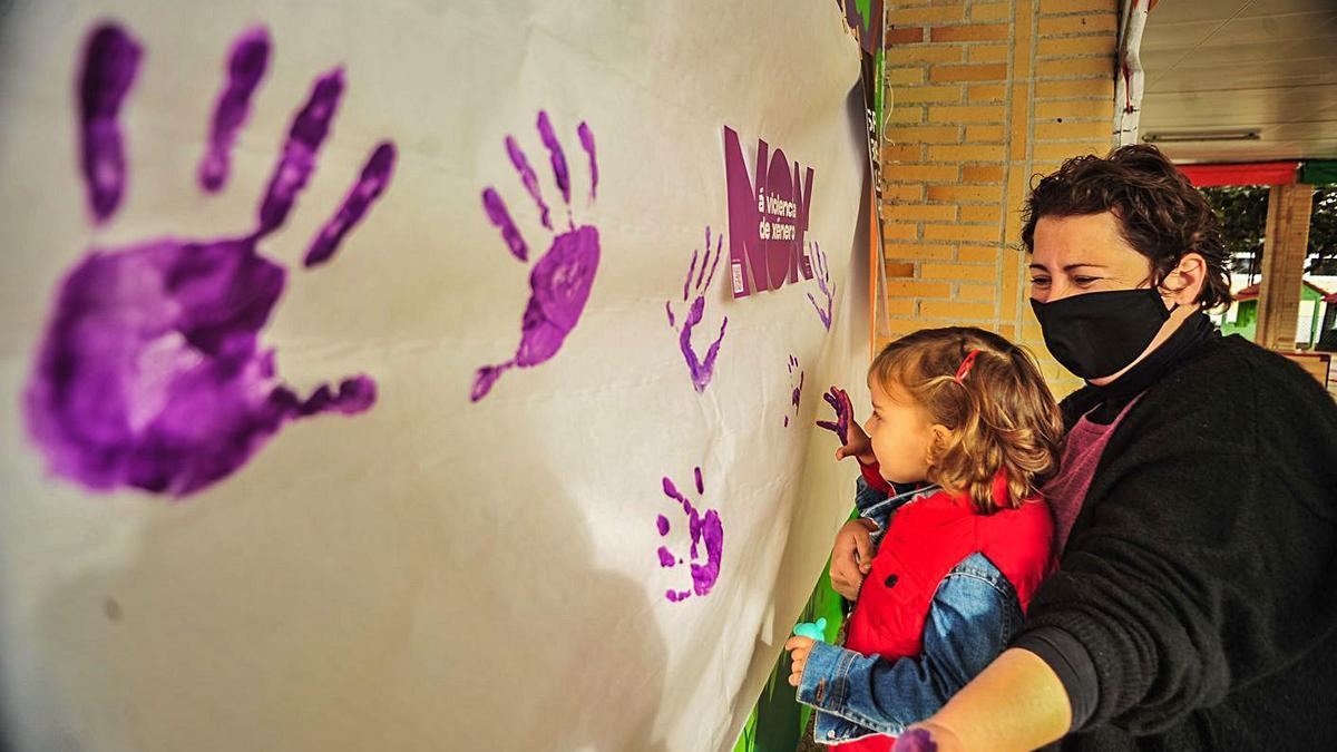 La comunidad educativa del colegio Vagalume elaboró un mural con motivo del 25-N. |   // IÑAKI ABELLA