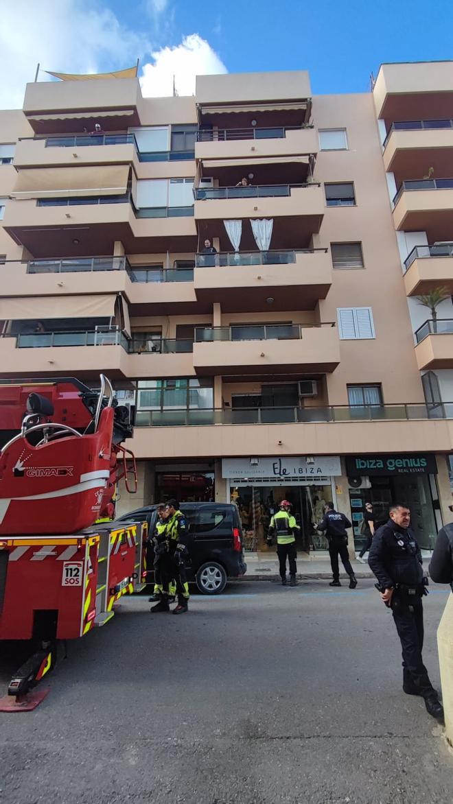 Galería: Cae parte de la cristalera de un balcón a la calle en Ibiza