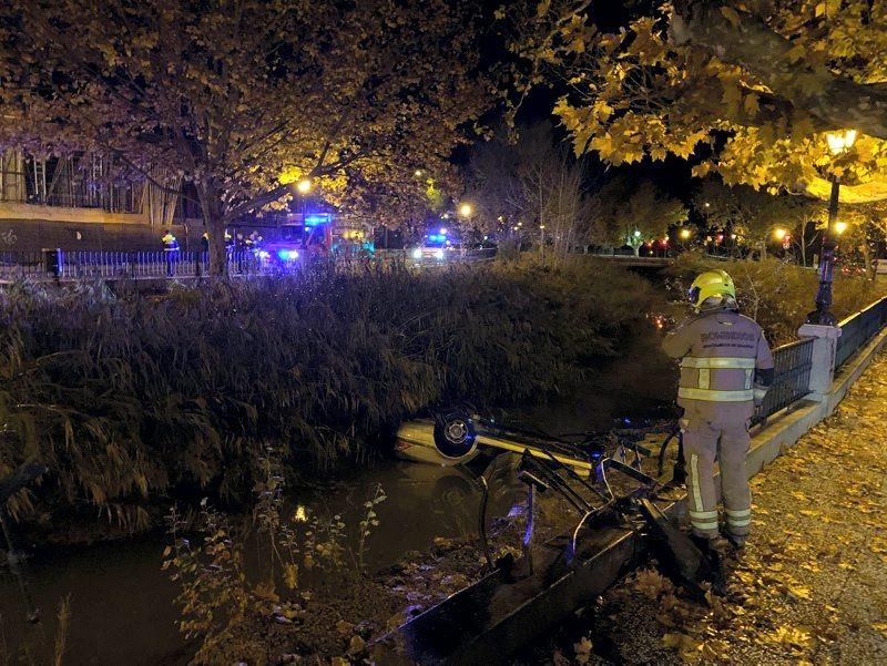 Los Bomberos de Zaragoza sacan un vehículo del canal