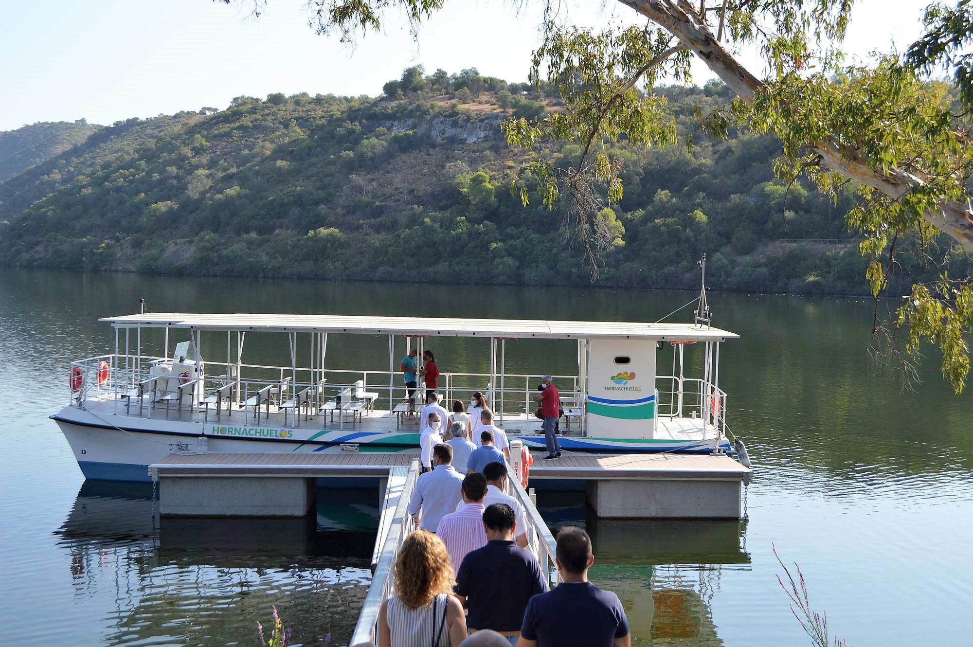 El barco solar de Hornachuelos realiza su paseo inaugural