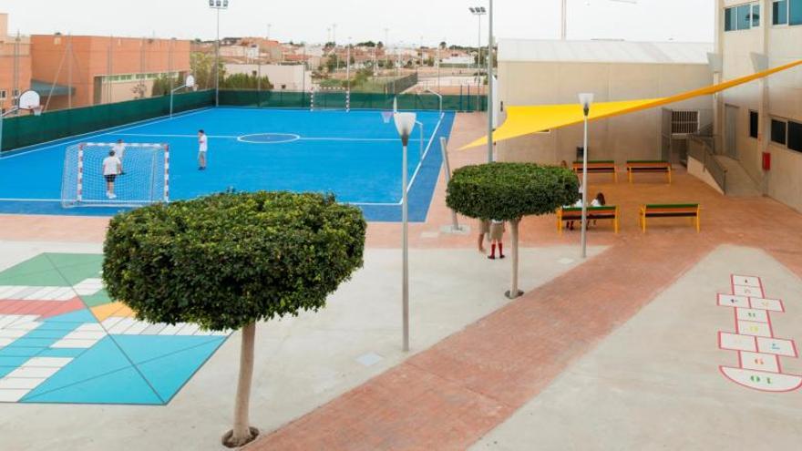 El colorido patio exterior del New Castellar College de San Pedro del Pinatar.