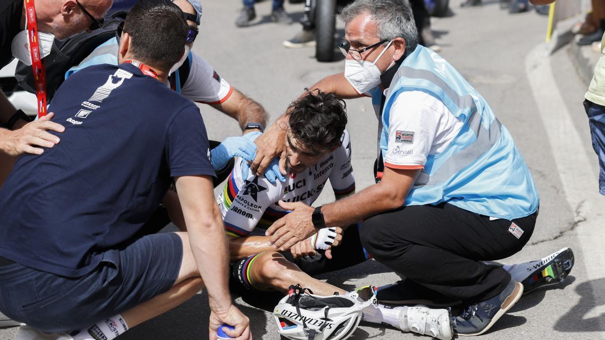 ALHAMA DE MURCIA (MURCIA), 31/08/2022.- El corredor francés Julien Alaphilippe, del equipo (Quick-Step Alpha Vinyl, en el suelo tras caerse durante la undécima etapa de la Vuelta España 2022, con final en Cabo de Gata (Almería) y 191,2 km de recorrido disputada este miércoles. EFE/ Javier Lizón