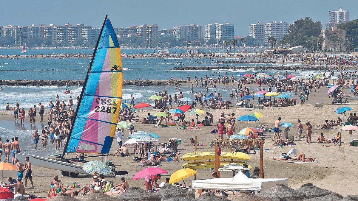 Benicàssim, todo un emblema del turismo de la provincia de Castellón, deslumbra por su costa y naturaleza.