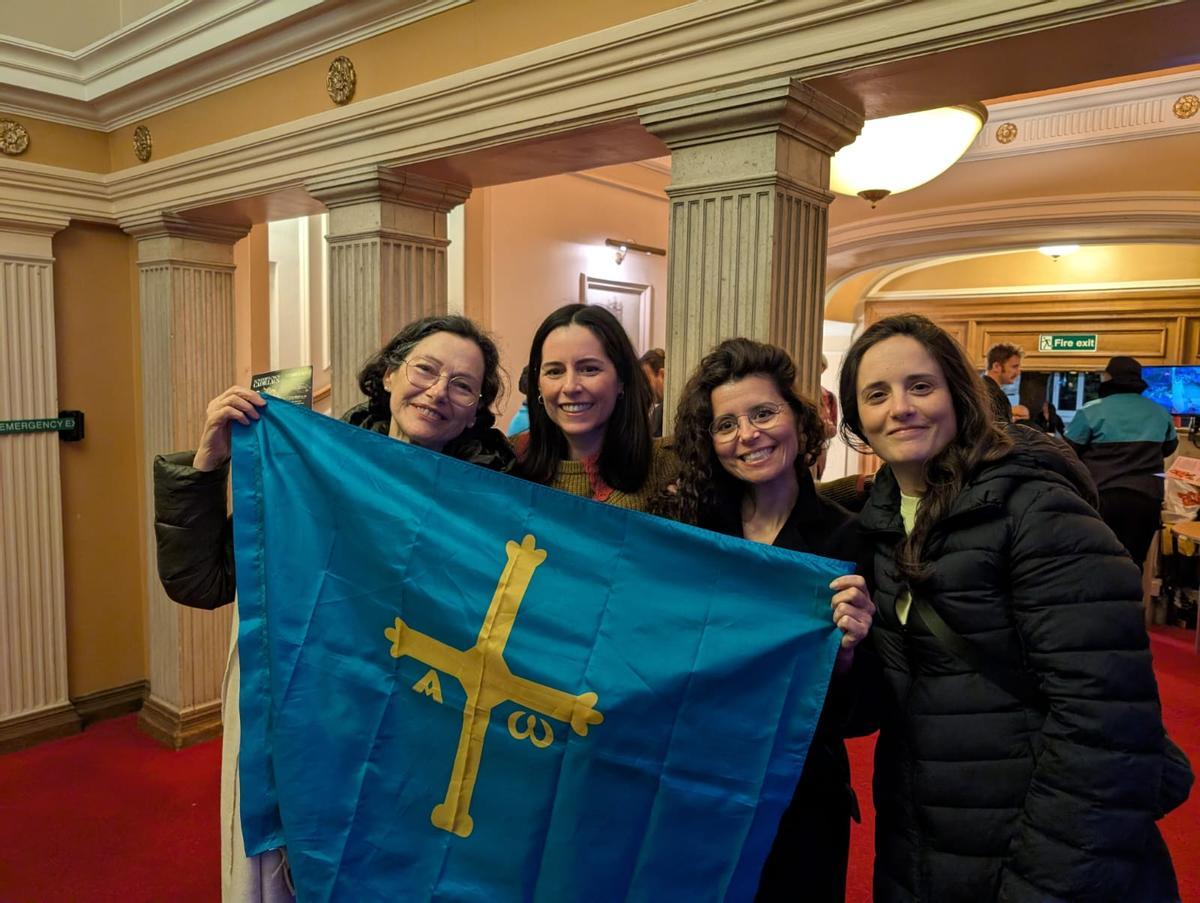 Un grupo de fans asturianas de Rodrigo Cuevas al término del concierto.