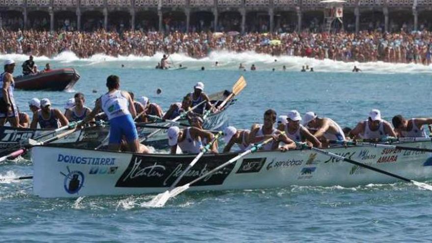 La trainera de Tirán, ayer en plena regata en aguas de San Sebastián. // Juanjo Aygües/Diario Vasco