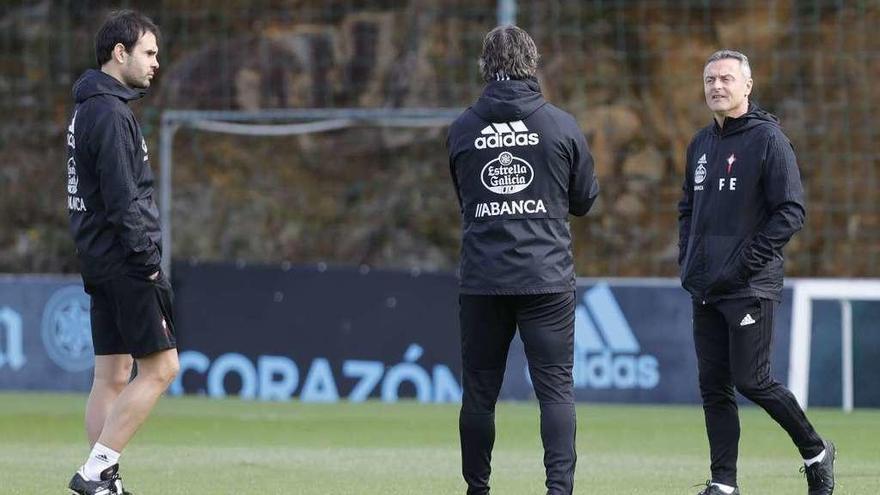 Fran Escribá, a la izquierda, conversa con Mario Bermejo, de espaldas, y Borja Oubiña durante el entrenamiento matinal de ayer. // Alba Villar