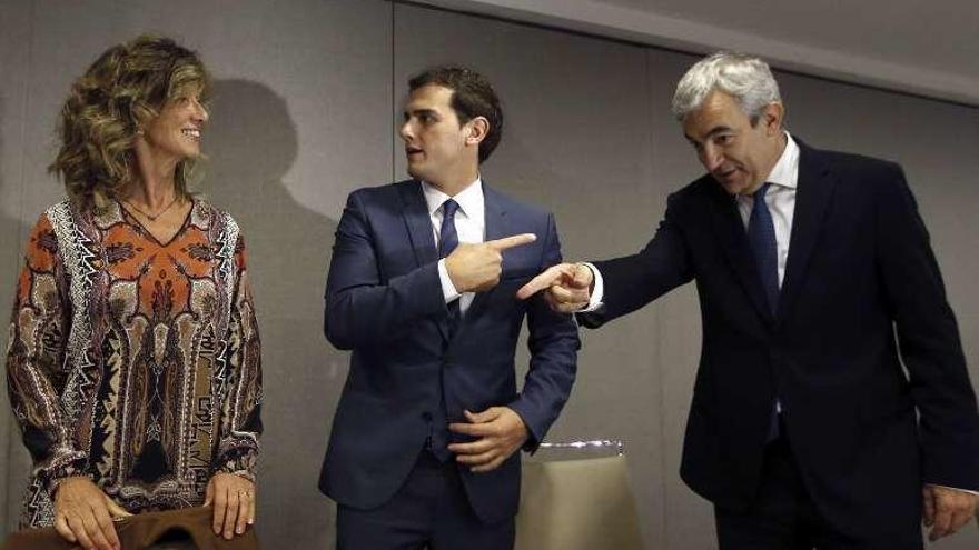 Albert Rivera, ayer, en un encuentro con empresarios, flanqueado por la exministra socialista Cristina Garmendia y Luis Garicano. // Efe