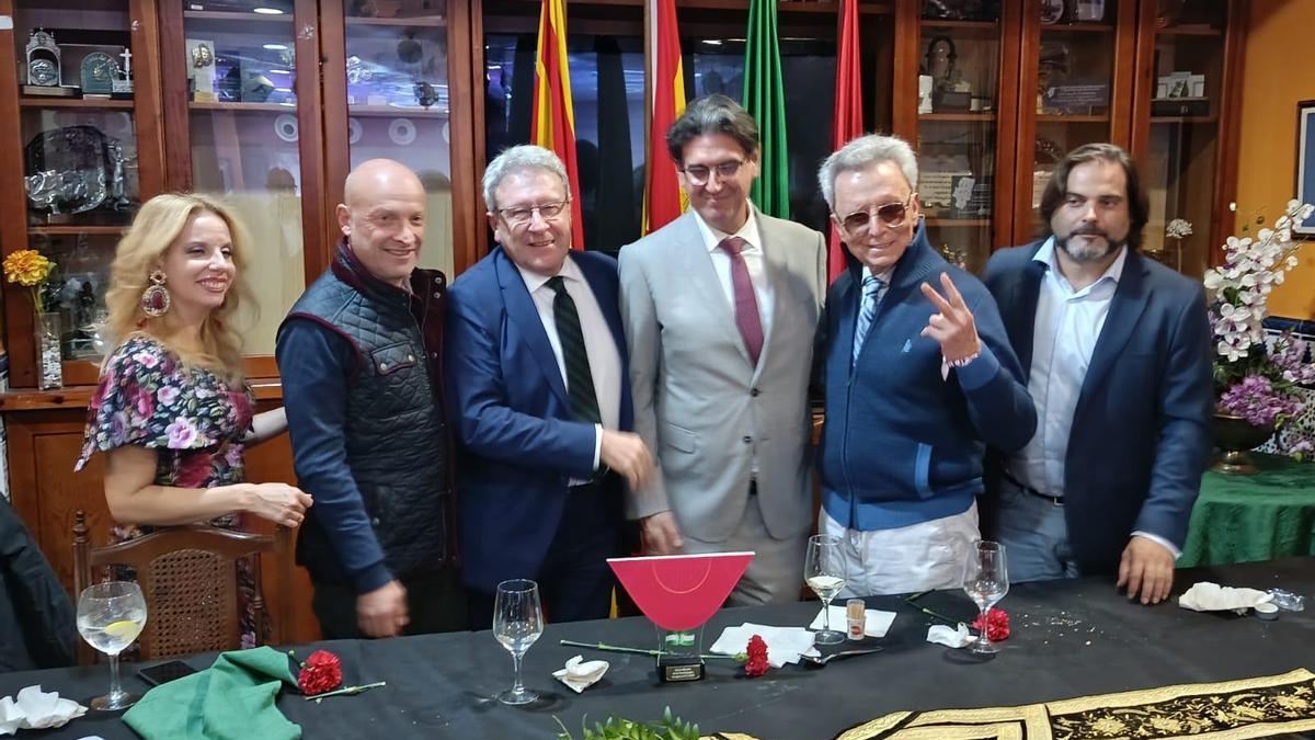 Ortega Cano, el segundo por la derecha, antes de recibir el galardón.