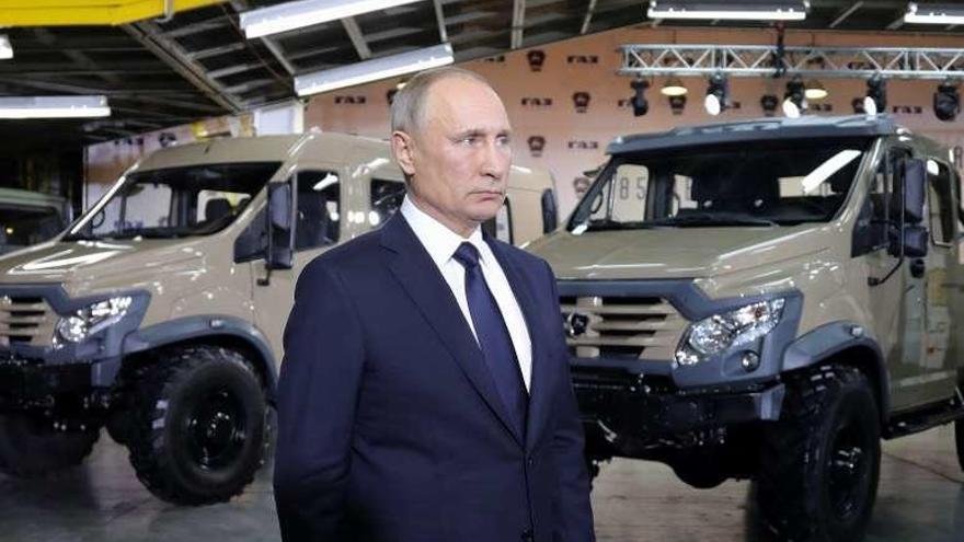 Putin, ayer, en una fábrica de automóviles de Nizhni Novgorod.