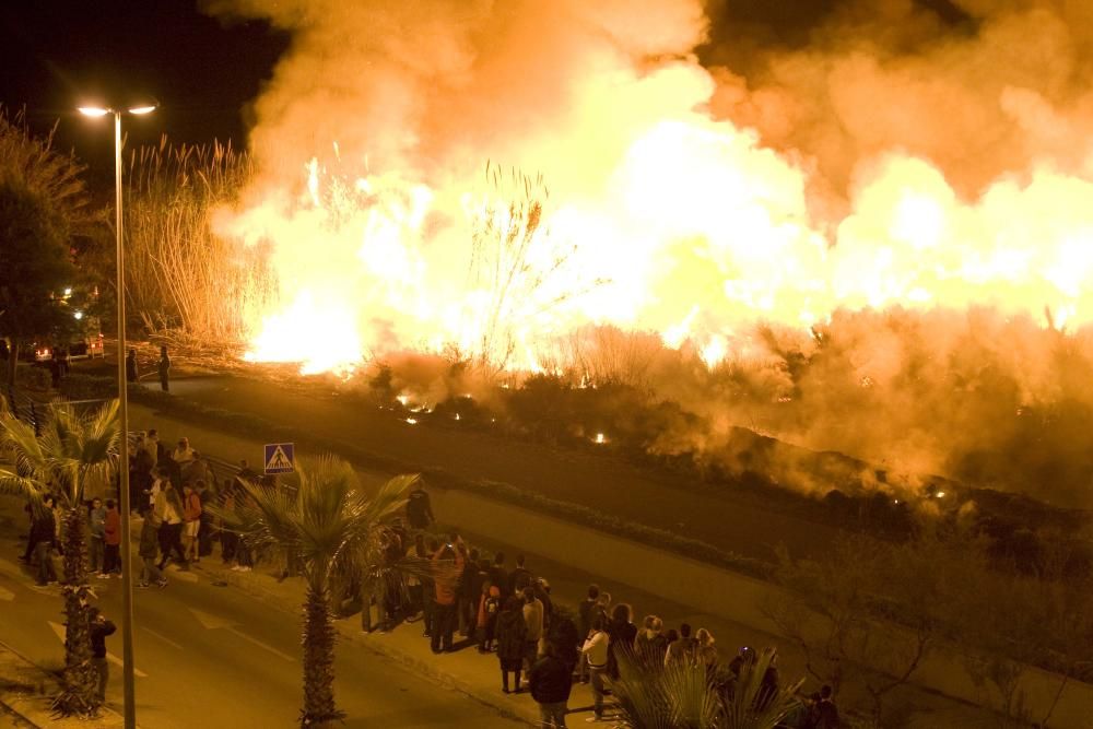 Un incendio obliga a desalojar el camping de Almenara