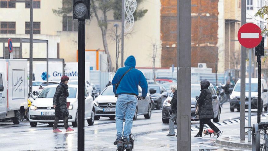 Patinete-peatón: una relación complicada en las calles de Ibiza