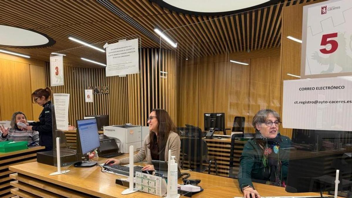 Atención al público en una oficina de registro del Ayuntamiento de Cáceres.