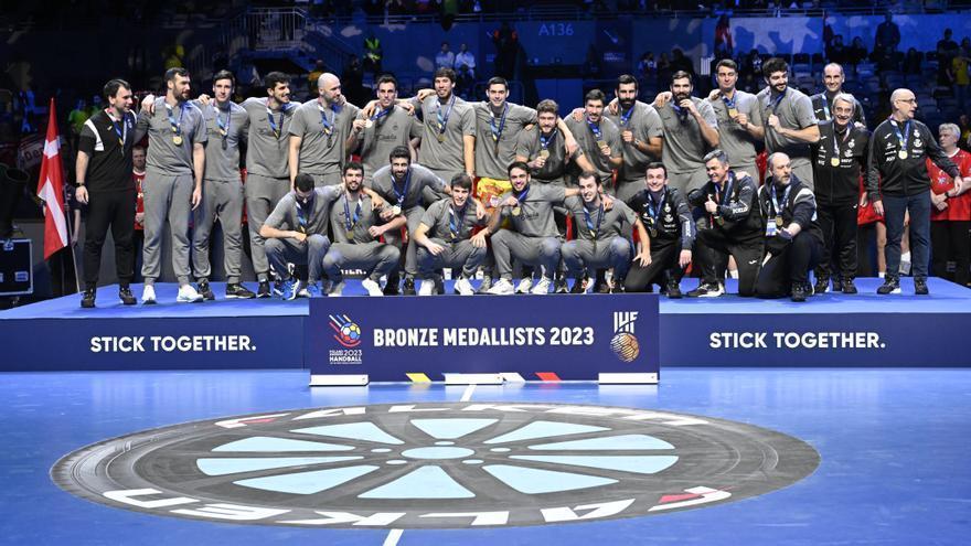 La selección española de balonmano celebra el bronce en el Mundial.