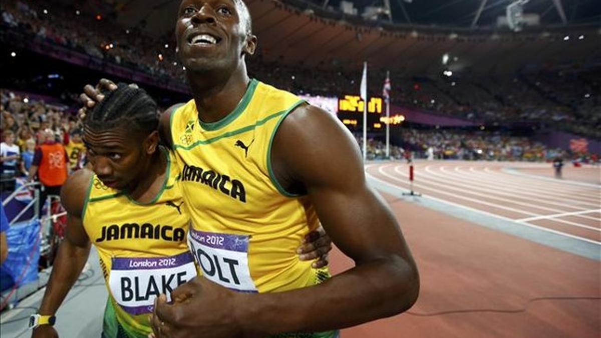 Bolt y Blake celebran su triunfo en los 100 metros.
