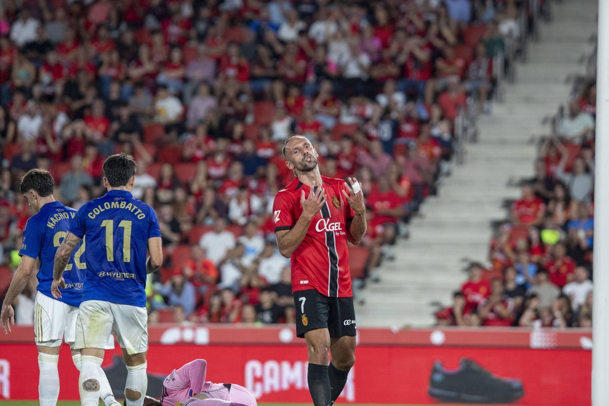 Muriqi se lamenta un error ante el Oviedo.