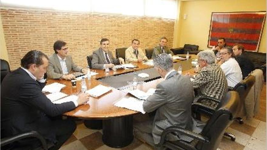 Los consejeros del Levante UD se reunieron ayer en el estadio Ciutat de València.