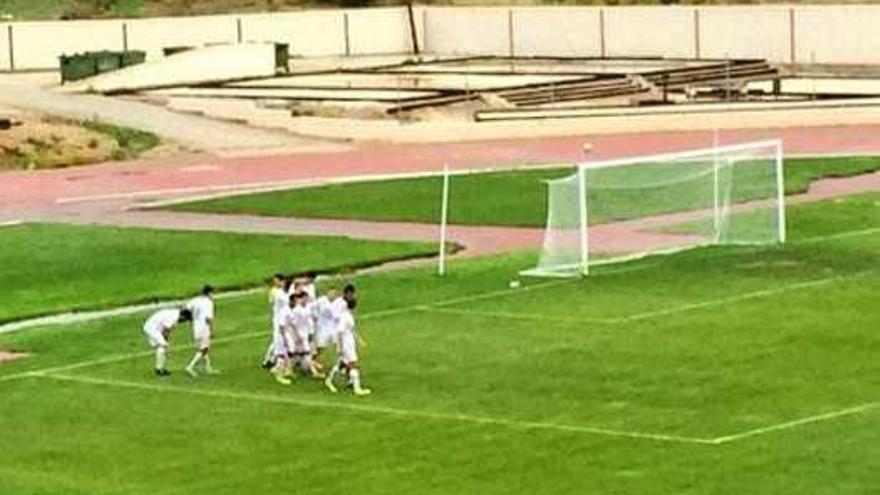 Los locales celebran el tanto inicial de Rubén Cervera.