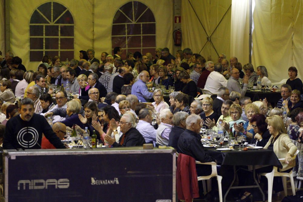 L''envelat de la plaça Miquel de Palol va acollir un any més el sopar popular