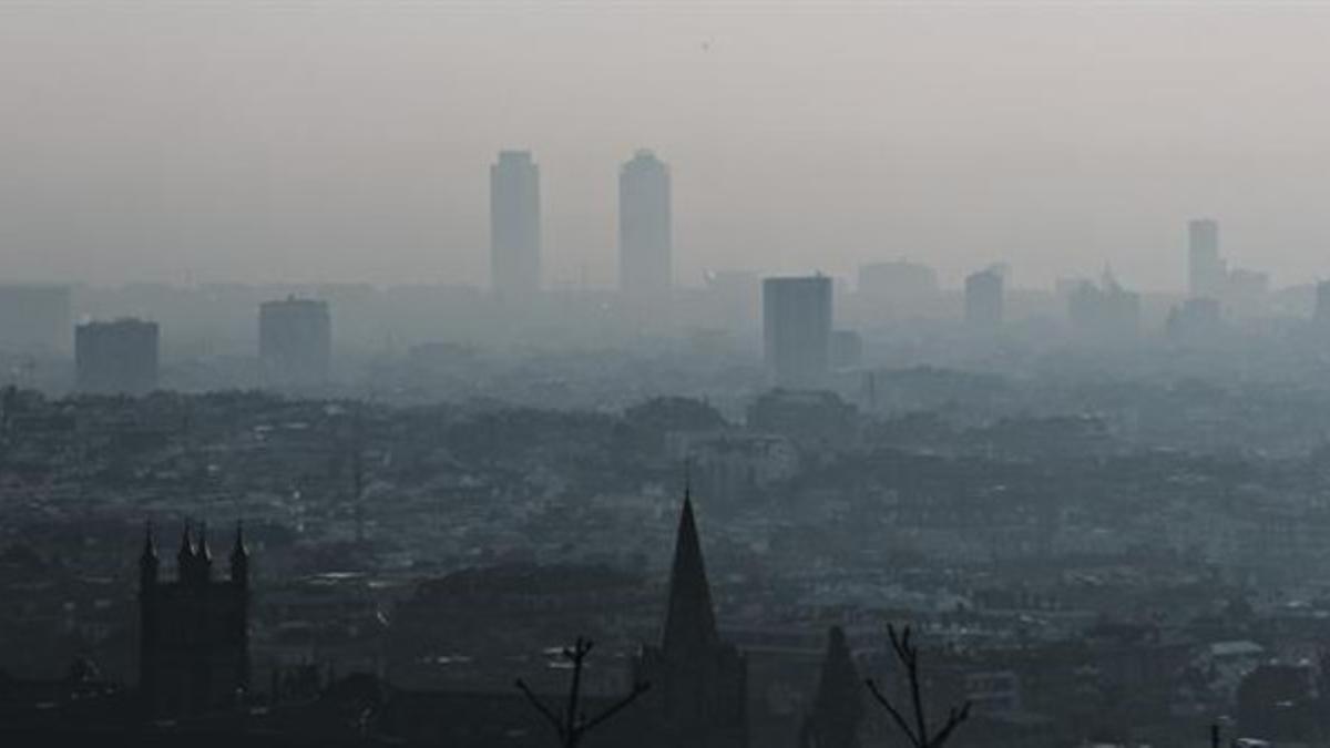 Imagen de la ciudad de Barcelona bajo una densa capa de contaminación, desde la carretera de Les Aigües, ayer.