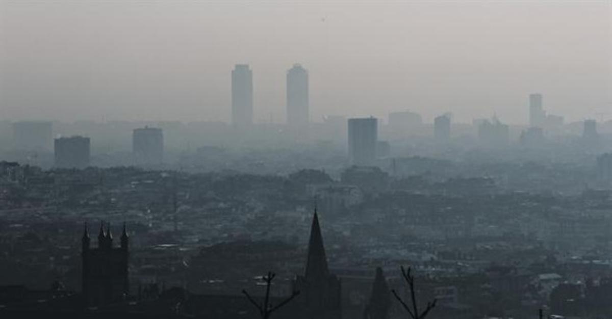 Imatge de la ciutat de Barcelona sota una densa capa de contaminació, des de la carretera de les Aigües, ahir.